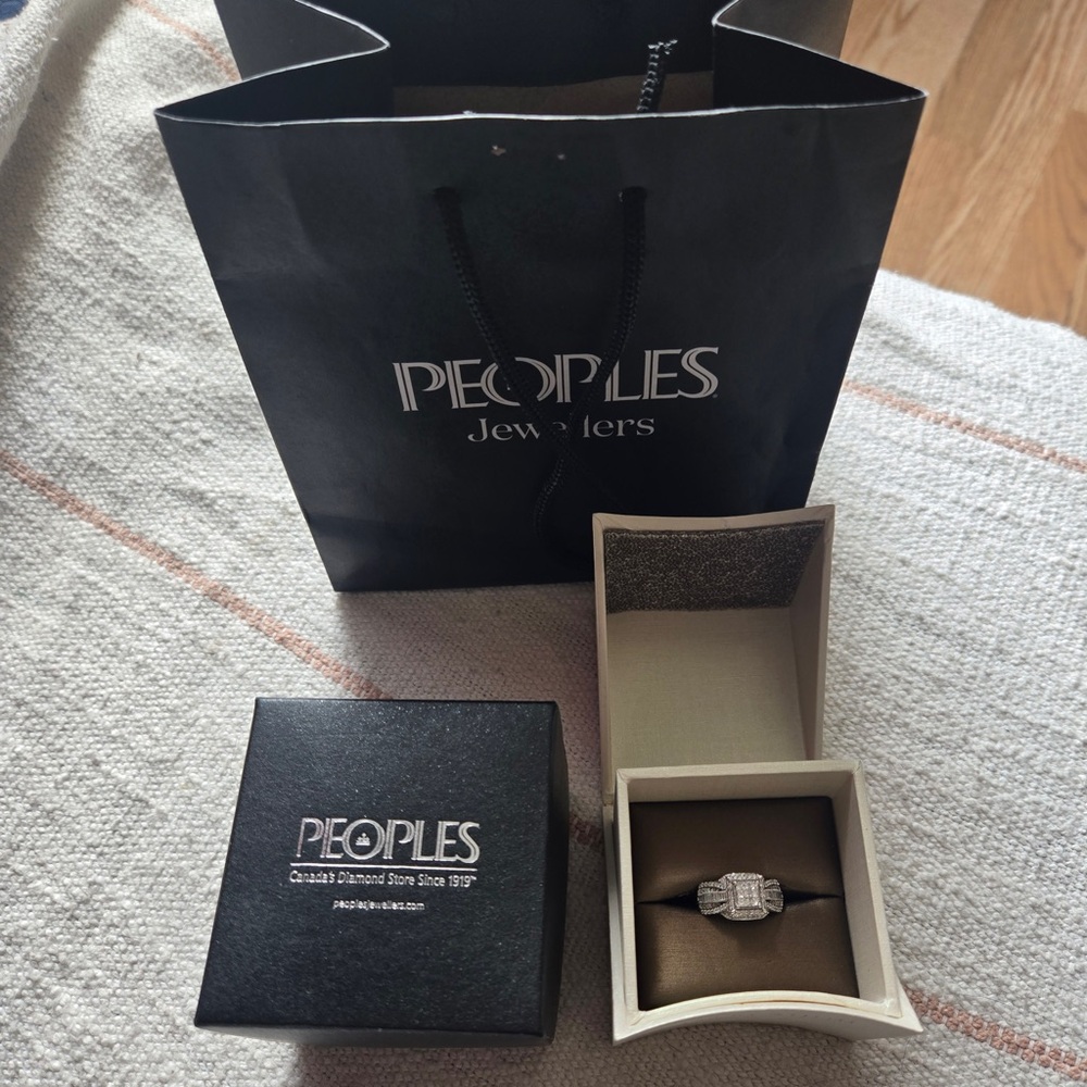 Elegant Silver Multi-Diamond Engagement Ring - Picture 2 of 3
